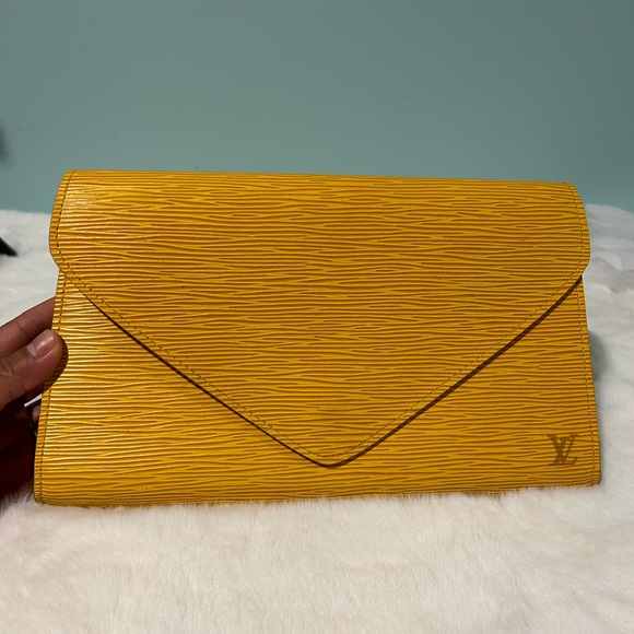 Louis Vuitton Clutch Epi Yellow. Authentic and pre-owned. - Picture 1 of 10